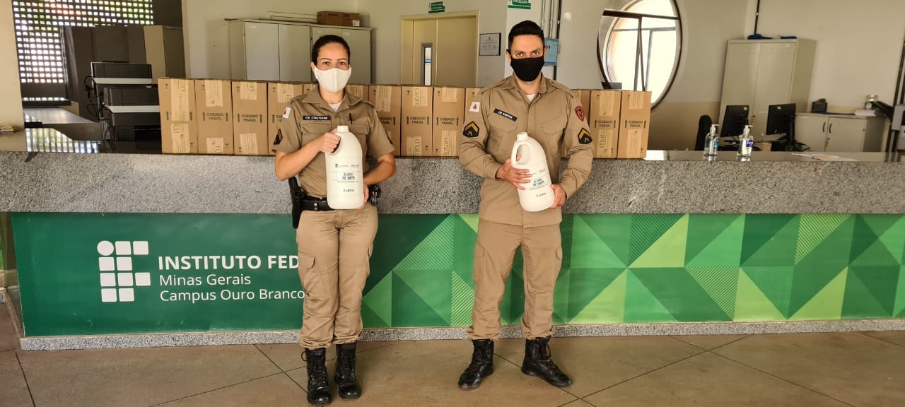 Leia mais sobre o artigo Polícia Militar e Associação dos Catadores de Ouro Branco recebem doação de álcool.