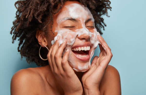 Skincare pele negra: 5 cuidados para uma pele mais saudável