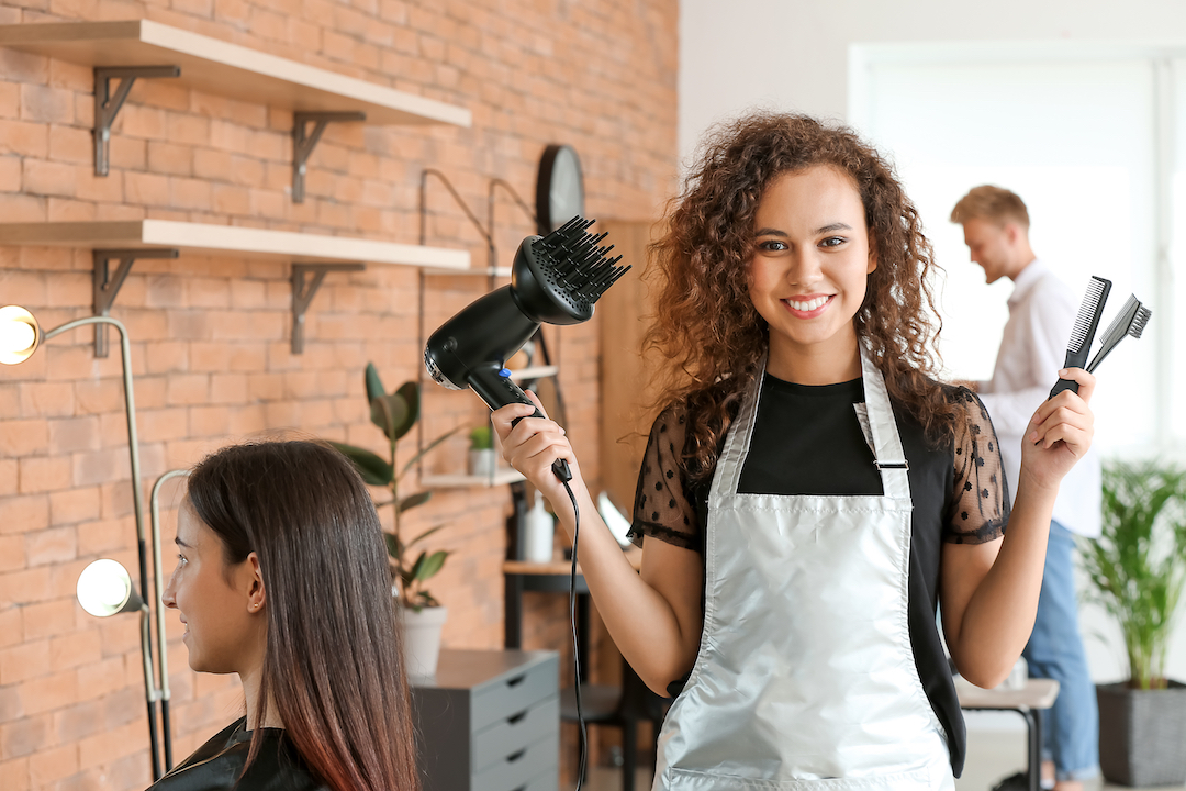 Leia mais sobre o artigo Quer trabalhar como cabeleireira? Veja o que você precisa saber!