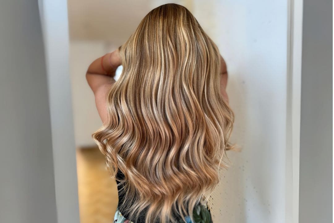 Leia mais sobre o artigo Luzes no Cabelo: Aplicações de técnicas, produtos ideias e dicas