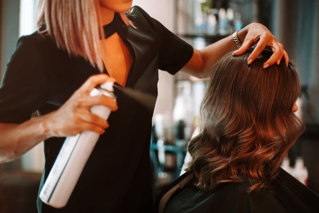 Leia mais sobre o artigo Como Usar Spray Fixador de Cabelo e Dicas Incríveis