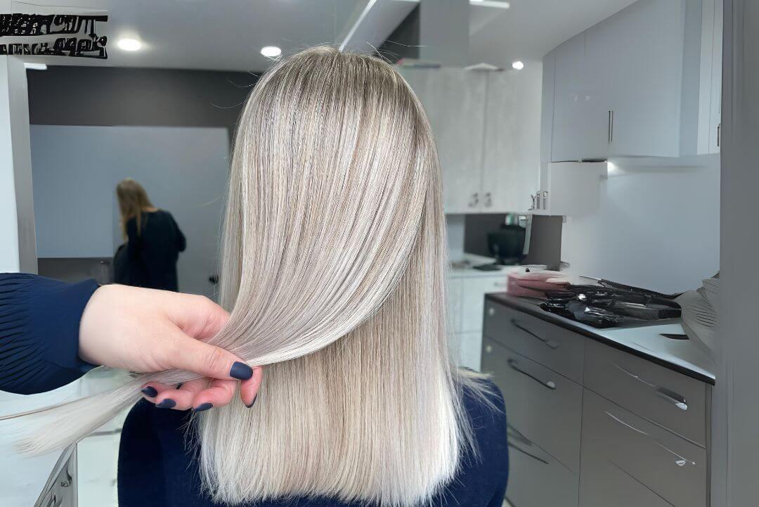 Cabelo platinado cinza